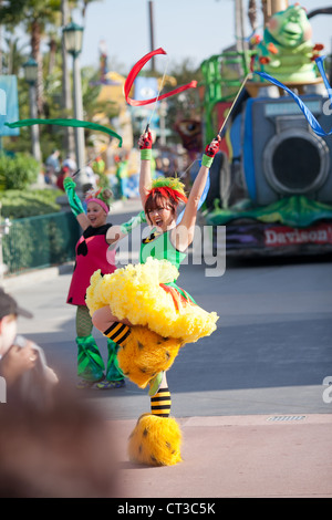 Mädchen tanzen in Pixar Pals Countdown zu Spaß! Parade in der Hollywood-Studios, Walt Disney World Themenpark, Orlando, Florida, USA Stockfoto