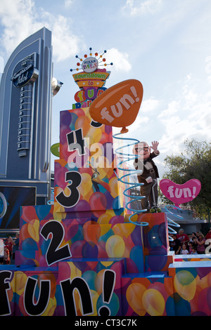 Bis Alter Mann Carl in Pixar Pals Countdown für Spaß! Parade in der Hollywood-Studios, Walt Disney World Themenpark, Orlando, Florida, USA Stockfoto