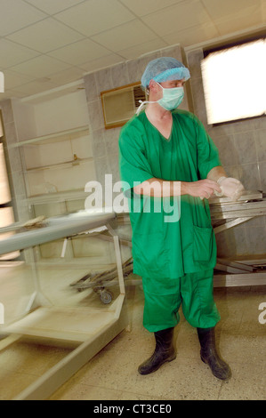 Anatomische Pathologie-Technologen (APT). Ein APT unterstützt die Pathologen bei Post-Mortem-Untersuchungen. Stockfoto