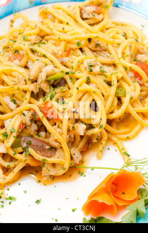 Italienisches Dessert Pannacotta auf weißen Teller dekoriert mit Kokosmilch und Pfirsich. Stockfoto