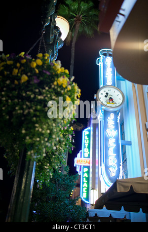 Mickey Mouse Uhr in eine Leuchtreklame in Hollywood-Studios, Walt Disney World Themenpark, Orlando, Florida, USA Stockfoto