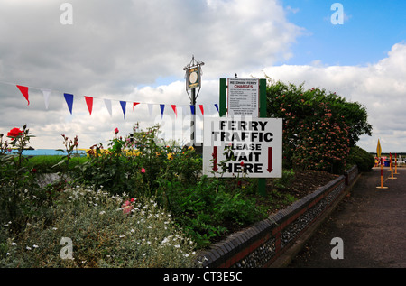 Eine Anweisung Zeichen für Verkehr warten auf den Fahrzeugverkehr Fähre auf den Norfolk Broads bei Reedham, Norfolk, England, UK. Stockfoto