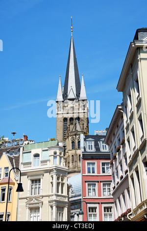 Die Innenstadt von Aachen mit bunten Altbauten und der Kaiserdom im Hintergrund. North Rhine-Westphalia, Germany. Stockfoto