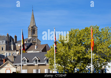 Turm der Glocke der Kirche von Pornic in der Region Pays De La Loire in Westfrankreich Stockfoto