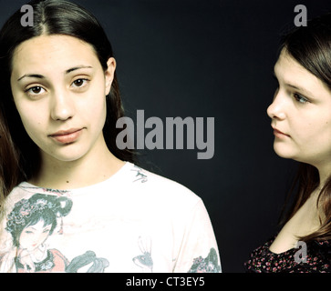 Zwei junge Mädchen im Konflikt Stockfoto