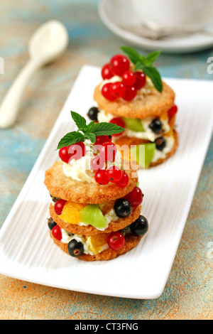 Cookies Turm mit Käse und Obst. Rezept zur Verfügung. Stockfoto