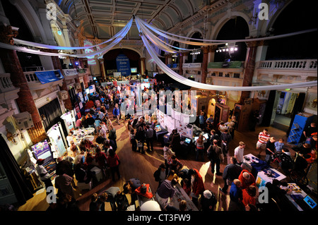 Besucher im Rathaus beim Cheltenham Science Festival UK Stockfoto
