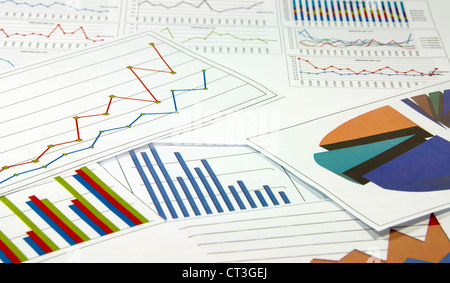 Grafik-Datenanalyse in Farben auf einem Tisch Stockfoto