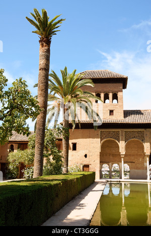 Damen-Turm (Torre de Las Damas) und Gärten des Partal an der Alhambra in Granada. Stockfoto