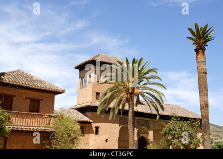 Damen-Turm (Torre de Las Damas) und Gärten des Partal an der Alhambra in Granada. Stockfoto