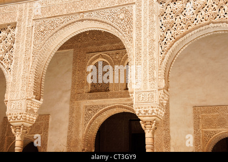 Detail der arabischen Schnitzereien von Nasridenpaläste in der Alhambra von Granada in Andalusien, Spanien Stockfoto