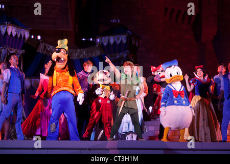 Peter Pan mit anderen Disney-Figuren im Magic Kingdom, Disney World, Orlando, Florida Stockfoto