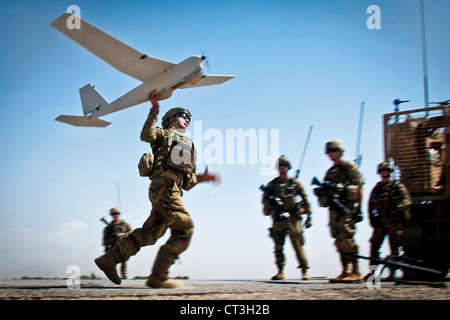 Ein Soldat der US Army mit der 82nd Airborne Division 1st Brigade Combat Team, startet ein Puma unbemannten 25. Juni 2012 in Provinz Ghazni, Afghanistan. Der Puma dient zur Aufklärung für die Truppen auf dem Boden. Stockfoto