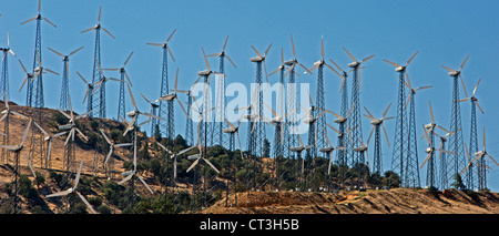 Die weltweit zweitgrößte Sammlung von Windkraftanlagen in Tehachapi Pass, nordöstlich von Los Angeles. Stockfoto
