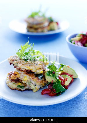 Teller mit gebratene Kuchen mit Salat Stockfoto