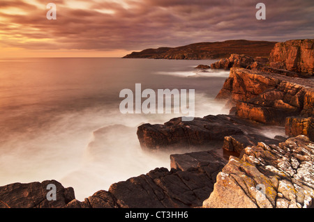 Sonnenuntergang mit verschwommenes milchiges Wasser mit Flut Mellon Charles Schottland Wester Ross UK GB EU Nordwesteuropa Stockfoto