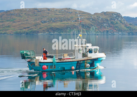 kleines Angelboot/Fischerboot Gairloch Hafen verlassen Wester Ross Schottland Großbritannien GB EU Europa Stockfoto