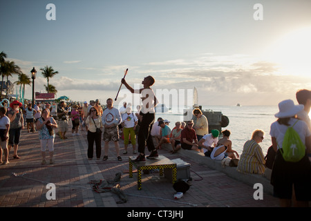 Eine Feuershow Esser am Mallory Square während der Sonnenuntergang Feier, Key West, Florida, USA Stockfoto