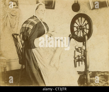 Ca. 1880 s Kabinett Karte Foto, ältere Frau arbeiten Spinnrad. Stockfoto