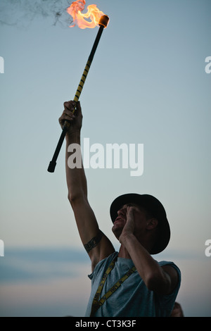 A Street-Artist (Feuerschlucker) ruft seinem Publikum, wie die sunset Show beginnt am Mallory Square, Key West, Florida, USA Stockfoto