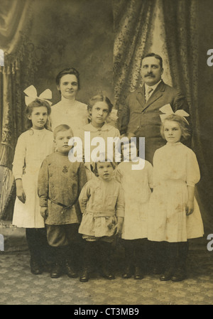 Ca. 1880 s antike Fotografie, viktorianischen Familie 8, wahrscheinlich in Massachusetts, USA. Stockfoto