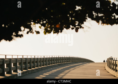 Zwei Menschen, die zu Fuß über die gebrochene alte Brücke auf Übersee highwat Stockfoto