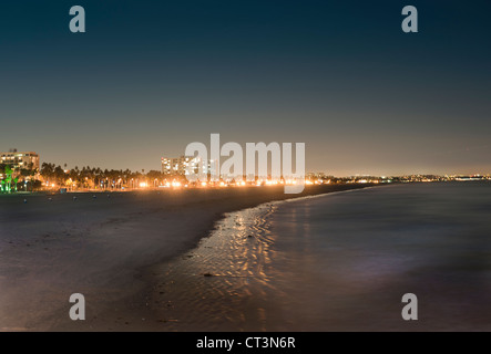 Los Angeles-Küste, die nachts beleuchtet Stockfoto