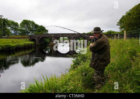 Mann Angeln auf Forelle und Lachs auf Owenea River in der Nähe von Ardara im County Donegal Stockfoto