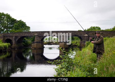 Mann Angeln auf Forelle und Lachs auf Owenea River in der Nähe von Ardara im County Donegal Stockfoto