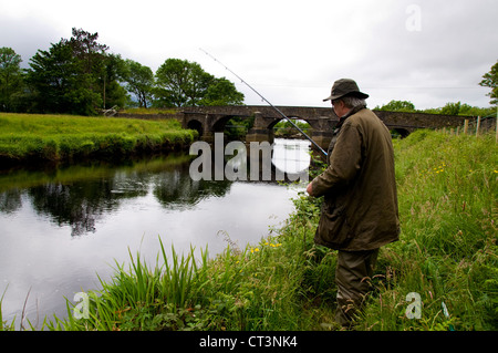 Mann Angeln auf Forelle und Lachs auf Owenea River in der Nähe von Ardara im County Donegal Stockfoto