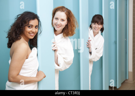 Frauen in Duschkabinen in Umkleidekabine Stockfoto
