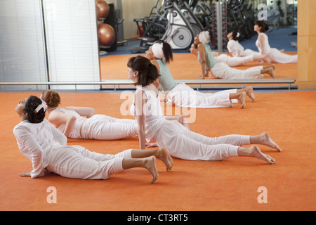 Menschen Sie Yoga zu praktizieren gemeinsam in der Klasse Stockfoto