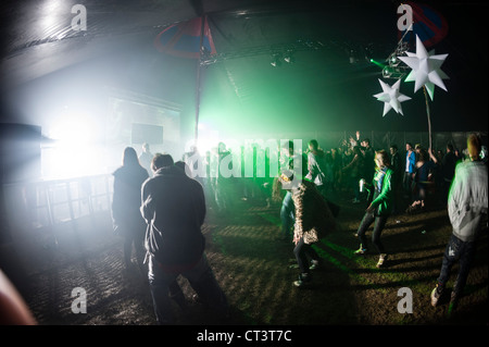 Menschen an die seltenen One Music tanzen tanzen Party Event Festival, Wales UK Stockfoto