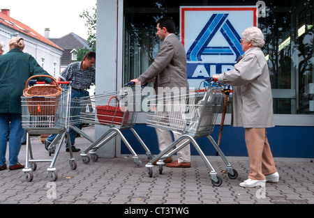 ALDI-Supermarkt in Essen Stockfoto