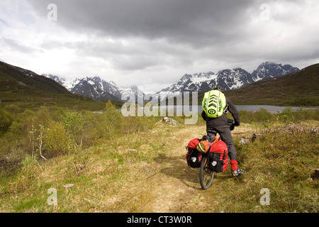 Cycle touring auf den Lofoten, Norwegen Stockfoto