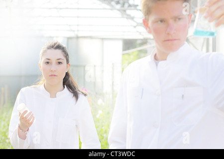 Wissenschaftler untersuchen Flüssigkeit im Becherglas Stockfoto