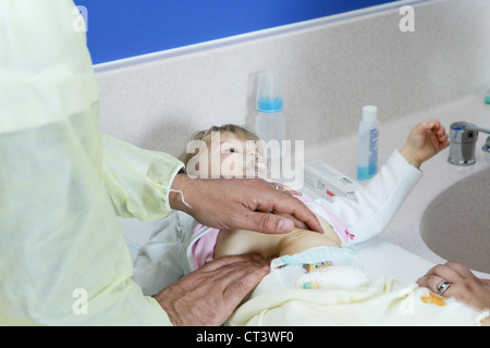 KIND-KRANKENHAUS PATIENTEN W. ARZT Stockfoto