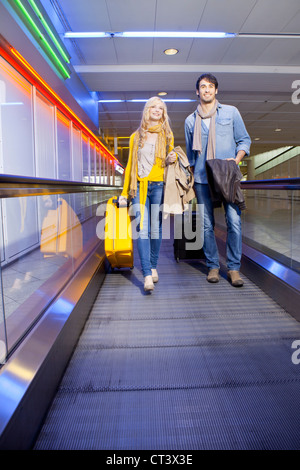 Paar am Laufband am Flughafen Stockfoto