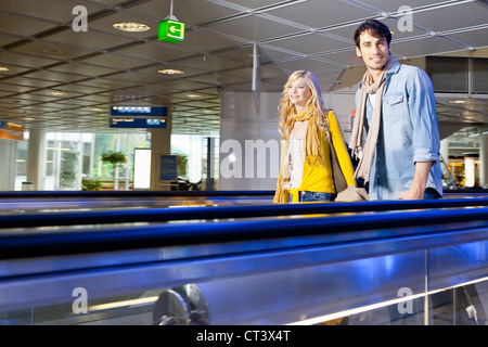 Paar am Laufband am Flughafen Stockfoto