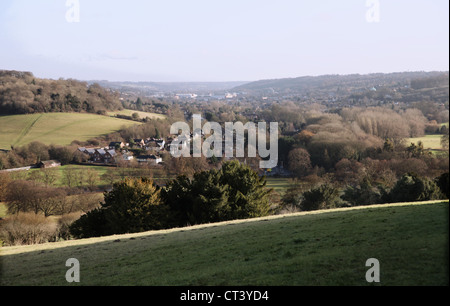 Es ist ein Foto von der Landschaft von England in UK, Vereinigtes Königreich. Wir sehen ein typisch englisches Dorf mit Wald rund um Stockfoto