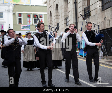 Französisch pipe Band Parade durch die Straßen von Penzance als Bestandteil der Golowan Festival oder mazey Tag Stockfoto