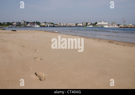 Rhode Island, Block Island. Strand Blick auf den Hafen von New Shoreham. Spuren im Sand. Stockfoto