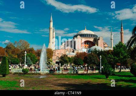 Türkei, Instanbu, Sultan Ahmet Park vor der Ayasofya Camii Museum and Hagia Sophia Mosque Stockfoto