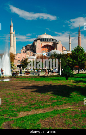 Türkei, Instanbu, Sultan Ahmet Park vor der Ayasofya Camii Museum and Hagia Sophia Mosque Stockfoto