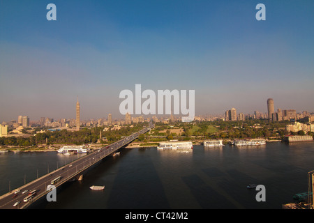 Vista von Kairo im Morgengrauen zeigt das Ministry of Information und den Nil Stockfoto