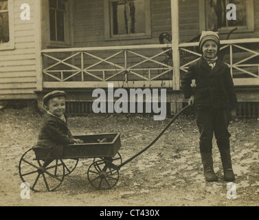 Ca. 1890 s antike Fotografie, zwei jungen ziehen eine Wagen, wahrscheinlich in Massachusetts, USA. Stockfoto