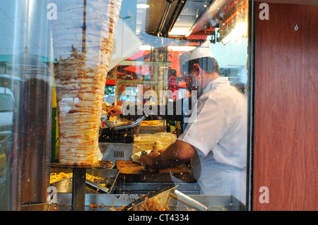 Türkei, Istanbul, Verkäufer in einem Döner Kebab-Fast-Food-Stand Stockfoto