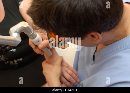 DERMATOLOGIE, BEHANDLUNG VON ÄLTEREN P. Stockfoto