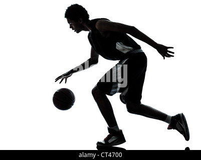 ein junger Mann-Basketball-Spieler-Silhouette im Studio isoliert auf weißem Hintergrund Stockfoto