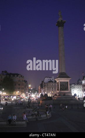 Nelsons Säule Trafalgar Square in London bei Nacht Stockfoto